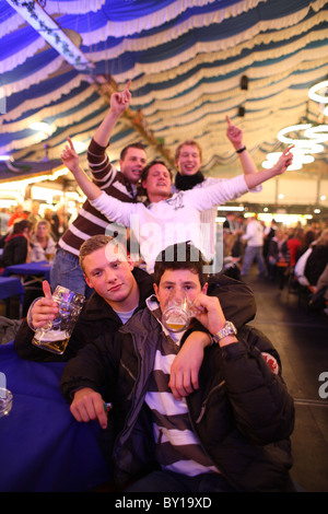 Entusiasmo nella tenda bavarese in: Freimarkt, Brema, Germania Foto Stock