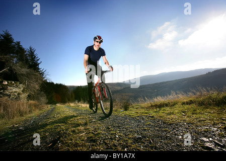 Mountain bike sui Penmachno Bike, vicino a Betws-y-Coed, Snowdonia. Foto Stock