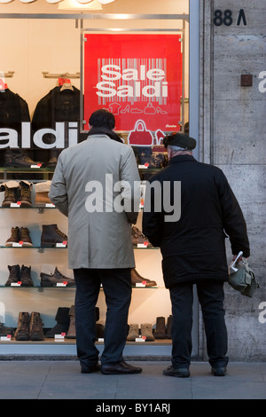 Vendite invernale in gennaio, sconti cartelli sulla finestra store in hight street nel centro della città di Roma Italia carrello Foto Stock