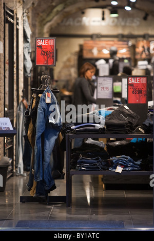 Vendite invernale in gennaio, sconti cartelli display store in hight street nel centro della città di Roma Italia carrello Foto Stock