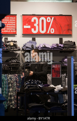 Vendite invernale in gennaio, sconti cartelli sulla finestra store in hight street nel centro della città di Roma Italia carrello Foto Stock