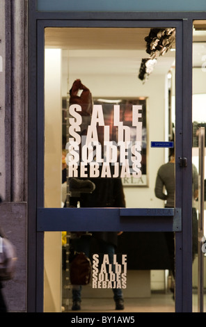 Vendite invernale in gennaio, sconti cartelli sulla finestra store in hight street nel centro della città di Roma Italia carrello Foto Stock