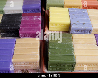Assortimento colorato di saponi fatti a mano disposti ordinatamente in una bancarella del mercato in Provenza. Francia Foto Stock
