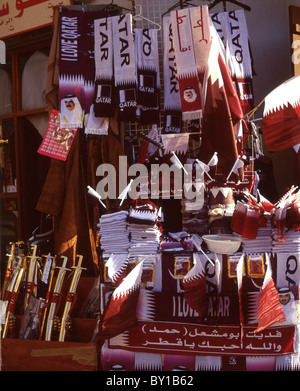 Souvenir patriottici in vendita nei Souq Waqif, Doha, Qatar, per il Qatar Giornata nazionale, Foto Stock