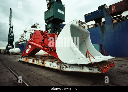 Carico pesante su un pianale essendo posizionato sul molo di essere arrotolato sul bordo di una ro-ro nave nel porto di Amburgo. Foto Stock