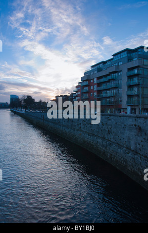 Il 5 stelle hotel Strand accanto al moderno appartamento sulle rive del fiume Shannon nella città di Limerick, Repubblica di Irlanda Foto Stock