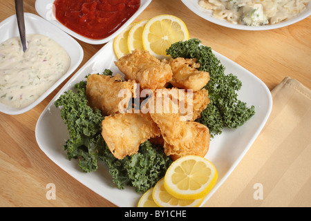 La frittura di pesce piatto con salse shot dal di sopra Foto Stock