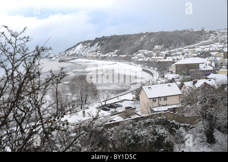 Mumbles village baia e dopo la neve pesante. Nuvole scure sull'orizzonte e neve fino al mare. Borbotta qualcosa è stato votato come il miglior posto per vivere nel Galles 2018. Foto Stock