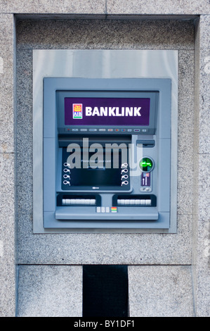 Una banca AIB bancomat a macchina su O'Connell street in Limerick, Irlanda Foto Stock