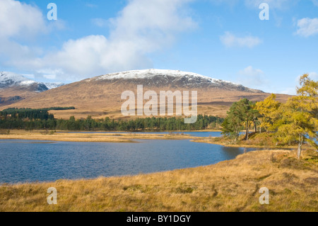 Loch Tulla Bridge of Orchy Argyll & Bute Scozia con Snow capped Blackmount Foto Stock