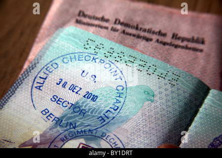 Falsi timbri di frontiera in un passaporto; il Checkpoint Charlie, Berlin al vecchio incrocio tra alleati e settori russo Foto Stock