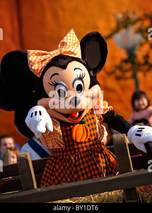 La Minnie Mouse Disney carattere sventolando presso la folla durante la parata su Main Street Eurodisney Parigi Francia Halloween stagione Foto Stock