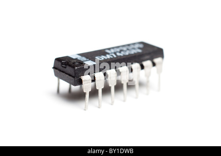 Closeup fotografia di un tiralatte elettronico singolo chip di circuito integrato su sfondo bianco Foto Stock