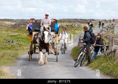 Jaunting auto e biciclette su Inismore, Isole Aran, Irlanda Foto Stock