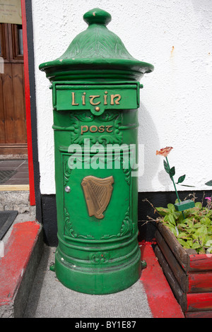 Vecchio Irish Green Post Box Foto Stock