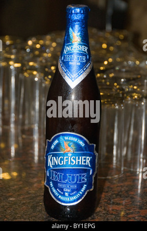 Un vaso freddo di kingfisher blu birra lager in India Foto Stock