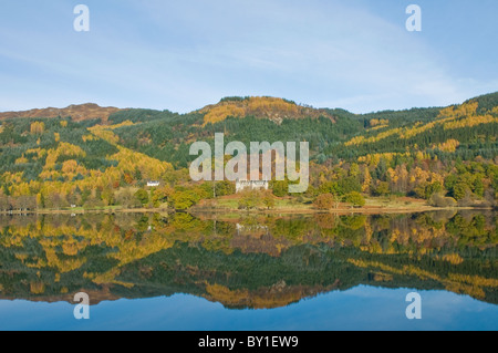 Tigh Mhor riflessa sul Loch Achray nr Aberfoyle, Trossachs distretto di Stirling Scozia Scotland Foto Stock