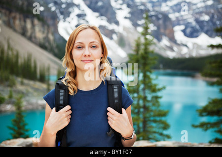 Ritratto di donna attraente escursionista con il suo zaino contro la vista panoramica Foto Stock