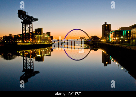 Alba sul fiume Clyde a Finniston Glasgow con gru Finniston, Scozia Foto Stock