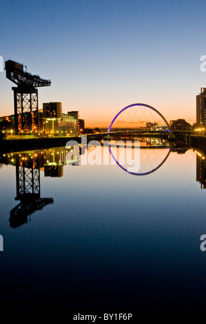 Alba sul fiume Clyde a Finniston Glasgow con gru Finniston, Scozia Foto Stock