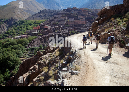 Il Marocco, Imlil. A piedi fino alla sezioni iniziali della via verso il campo base per la salita sul monte Toubkal del Nord Africa, Foto Stock