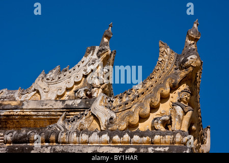 Myanmar Birmania, Inwa (AVA). Maha Aungmye Bonzan, di mattoni e stucco monastero costruito nel 1822, Inwa (AVA), vicino a Mandalay. Foto Stock