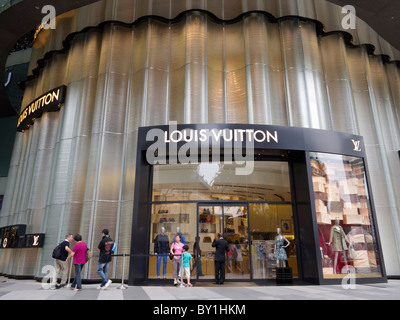 Louis Vuitton boutique di lusso nel moderno centro commerciale di Orchard Road a Singapore Foto Stock