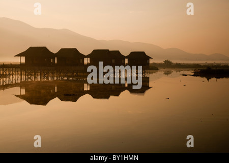 Myanmar, Lago Inle. Una nebbiosa alba al Golden Island Cottages, un resort per turisti di proprietà di pa-O persone, una collezione di Foto Stock