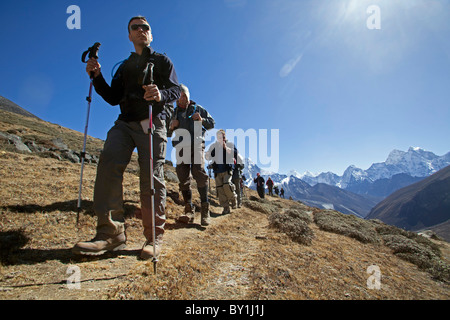 Il Nepal, Everest Regione Valle del Khumbu. Gruppo di escursionisti sul Campo Base Everest sentiero vicino a Periche camminando verso Everest. Foto Stock