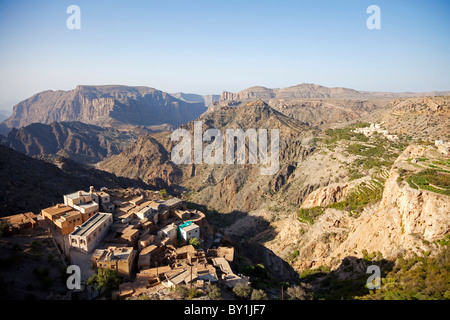 Oman, Al Jabal Al Akhdar. Moderno borgo incastonato nella montagna. Foto Stock