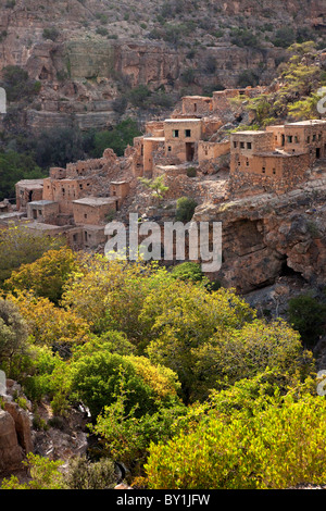 Oman, Wadi Bani Habib. Un abbandonato Sheraija borgo arroccato tra il Jabal Akhdar montagne. Foto Stock