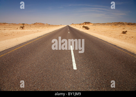Oman. Un vuoto di autostrada attraverso Oman di terre sterili. Foto Stock
