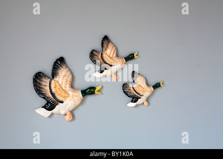 Tre Flying Duck ornamenti sulla parete Foto Stock