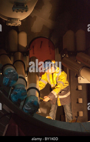 Regno Unito Scozia 12 gennaio 2010 foreman lavoratore sul luogo di lavoro persone persona salute e sicurezza La sicurezza all'interno del modulo di alimentazione P2 energia idroelettrica Foto Stock