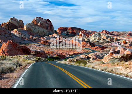 Scenic Highway 169 offre eccellenti vedute del paesaggio di pietra arenaria in Nevada della Valle di Fire State Park. Foto Stock