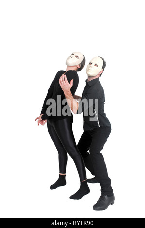 Gli attori mascherati in un teatro fisico su sfondo bianco Foto Stock