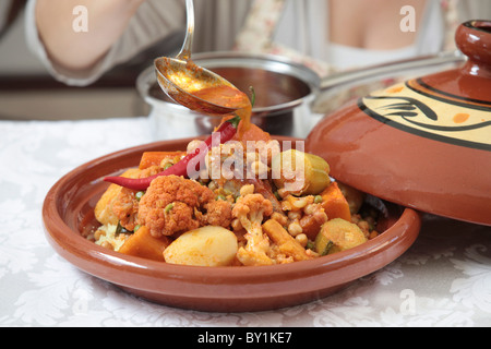 Cibo marocchino Tagine di pollo. Le verdure e il pollo cotto in un tagine. Foto Stock