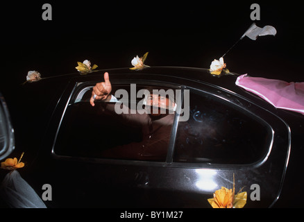 Bedouin groom sulla corsa celebrativa dopo il prelievo di sposa a casa sua. El Tur, Sinai, Egitto Foto Stock