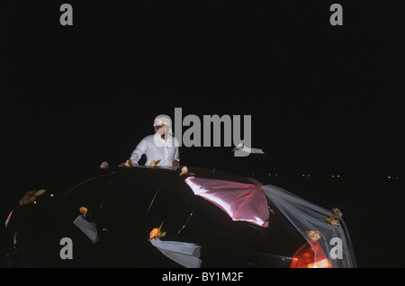 Bedouin groom sulla corsa celebrativa dopo il prelievo di sposa a casa sua. El Tur, Sinai, Egitto Foto Stock