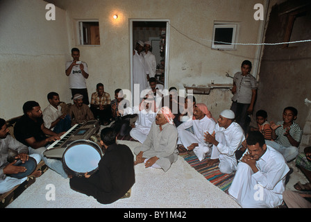 Bedouin musicisti suonano al matrimonio tradizionale celebrazione. El Tur, Sinai, Egitto Foto Stock