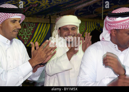 Bedouin groom danze con gli ospiti durante un matrimonio tradizionale celebrazione. El Tur, Sinai, Egitto Foto Stock