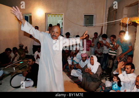 Danze beduino al matrimonio tradizionale celebrazione. El Tur, Sinai, Egitto Foto Stock