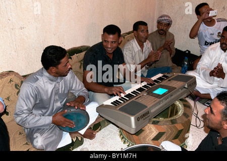 Bedouin musicisti suonano al matrimonio tradizionale celebrazione. El Tur, Sinai, Egitto Foto Stock