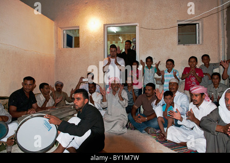 Bedouin musicisti suonano al matrimonio tradizionale celebrazione. El Tur, Sinai, Egitto Foto Stock