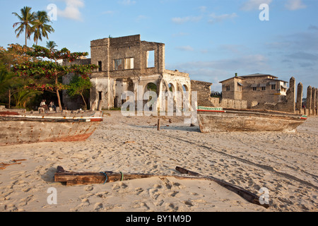 Le rovine della vecchia dogana tedesca casa costruita nel 1895. Tra il 1887 e il 1891, Bagamoyo fu la capitale del tedesco in Africa orientale. Foto Stock