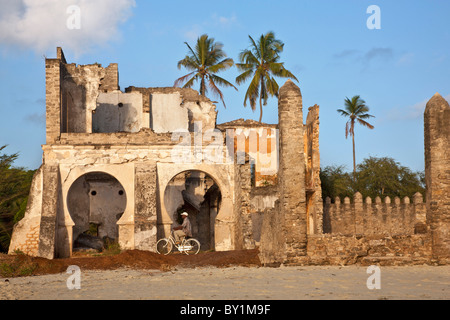 Le rovine della vecchia dogana tedesca casa costruita nel 1895. Tra il 1887 e il 1891, Bagamoyo fu la capitale del tedesco in Africa orientale. Foto Stock