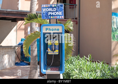 Mondo di telefoni a pagamento Telefono incoraggiando i turisti a chiamare casa Foto Stock