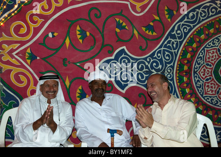 Bedouin sheikh celebra con ospiti durante il figlio il matrimonio tradizionale celebrazione. El Tur, Sinai, Egitto Foto Stock