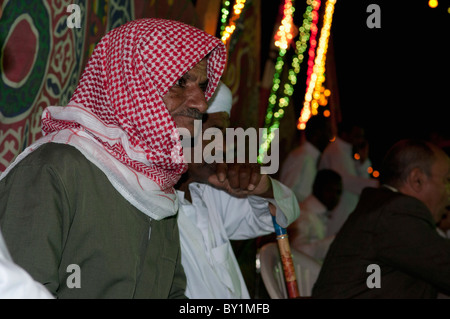 Anziani godendo di celebrazione in un tradizionale matrimonio beduino. El Tur, Sinai, Egitto Foto Stock