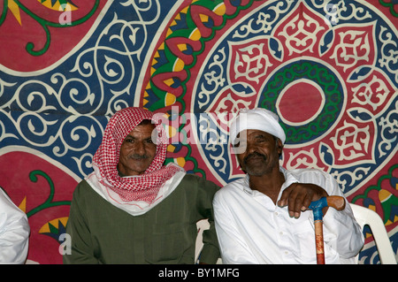 Anziani godendo di celebrazione in un tradizionale matrimonio beduino. El Tur, Sinai, Egitto Foto Stock